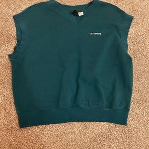 H and M green sweater vest in great condition! Size women’s S